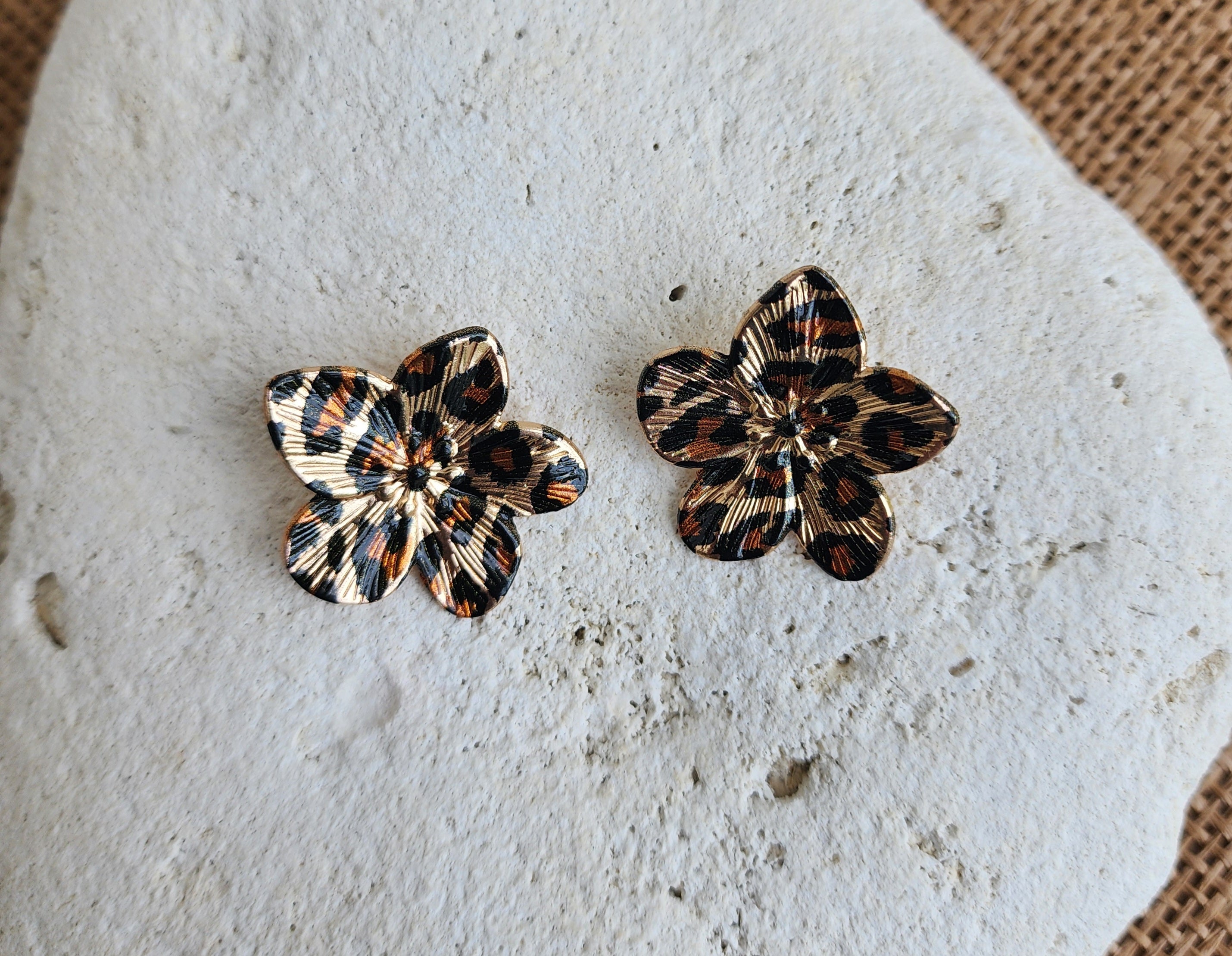 Boucles d'oreilles fleurs imprimées léopard