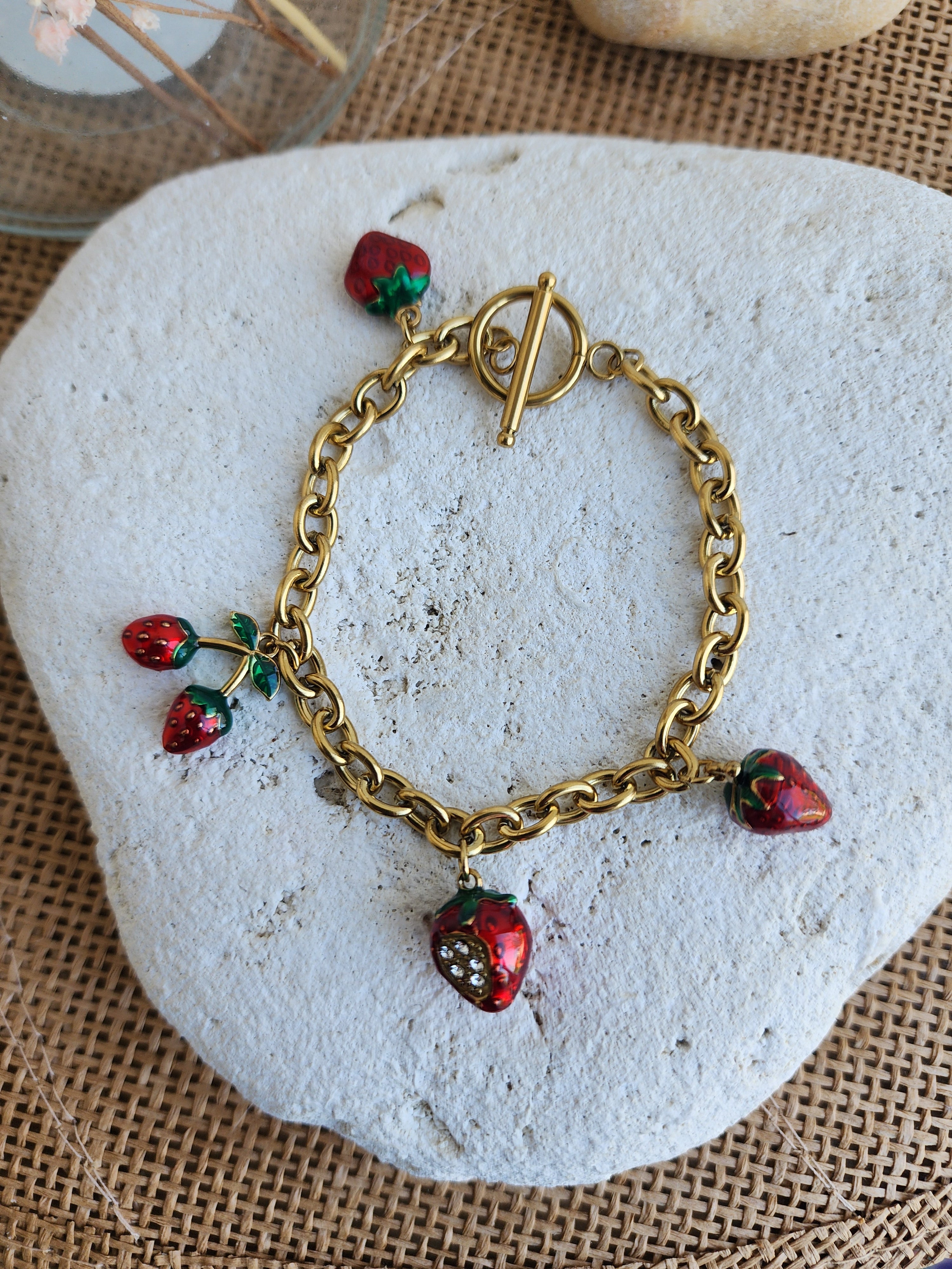 Bracelet à breloques fraises