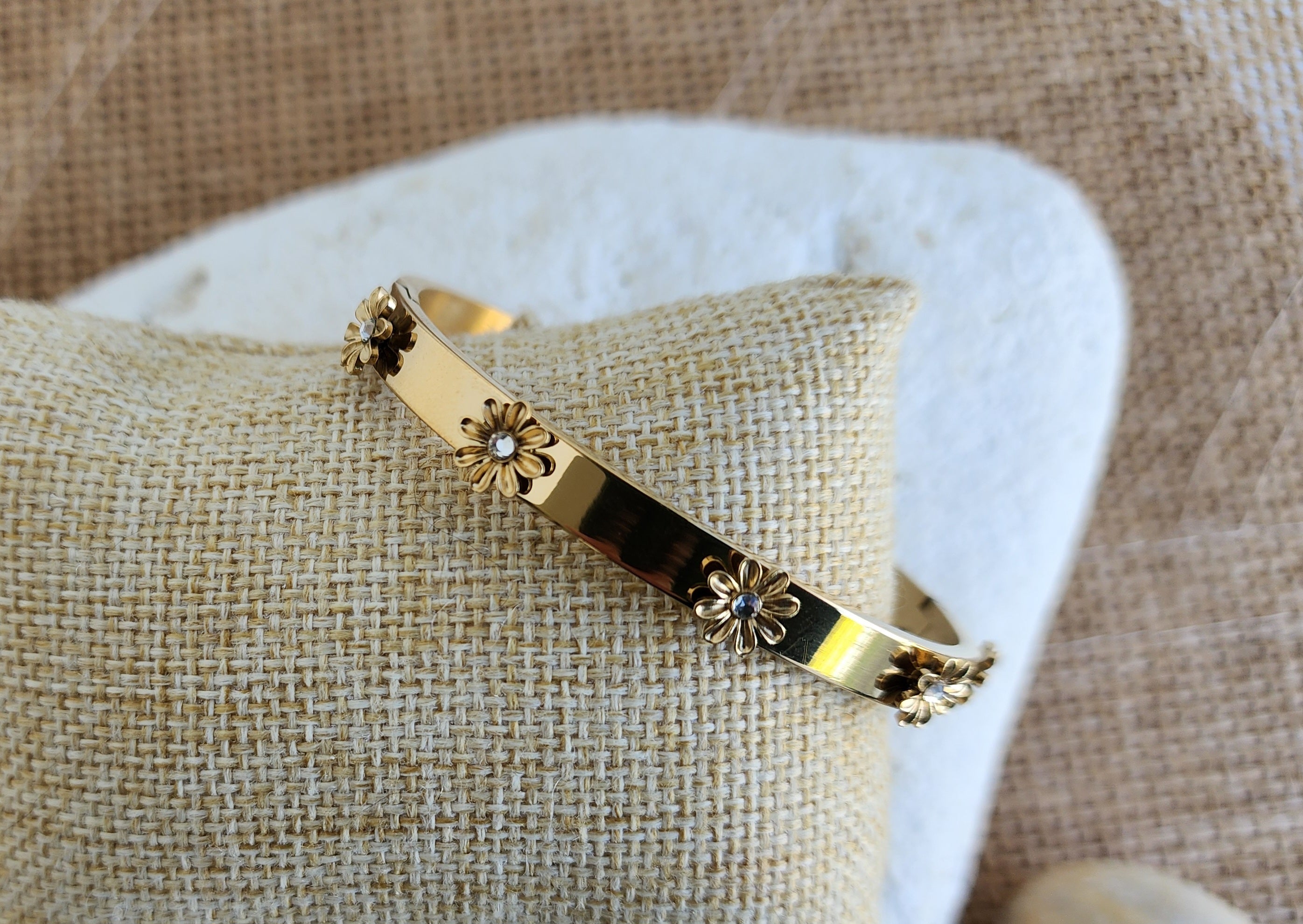 Bracelet jonc fleurs relief