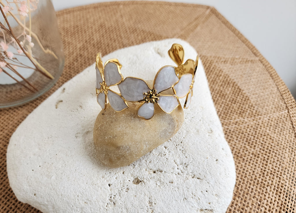 Bracelet jonc ajustable fleurs blanches