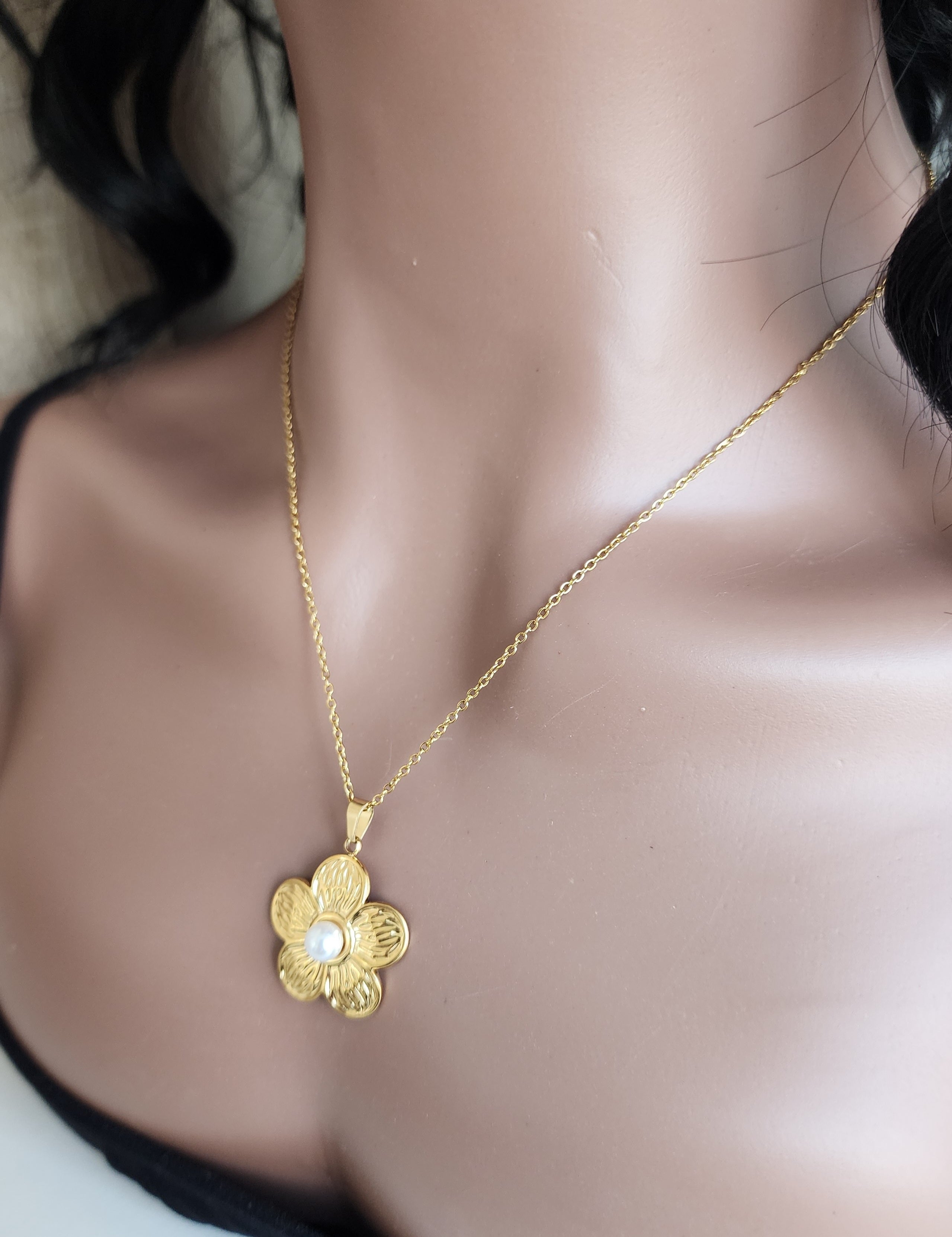 Collier pendentif fleur et perle blanche