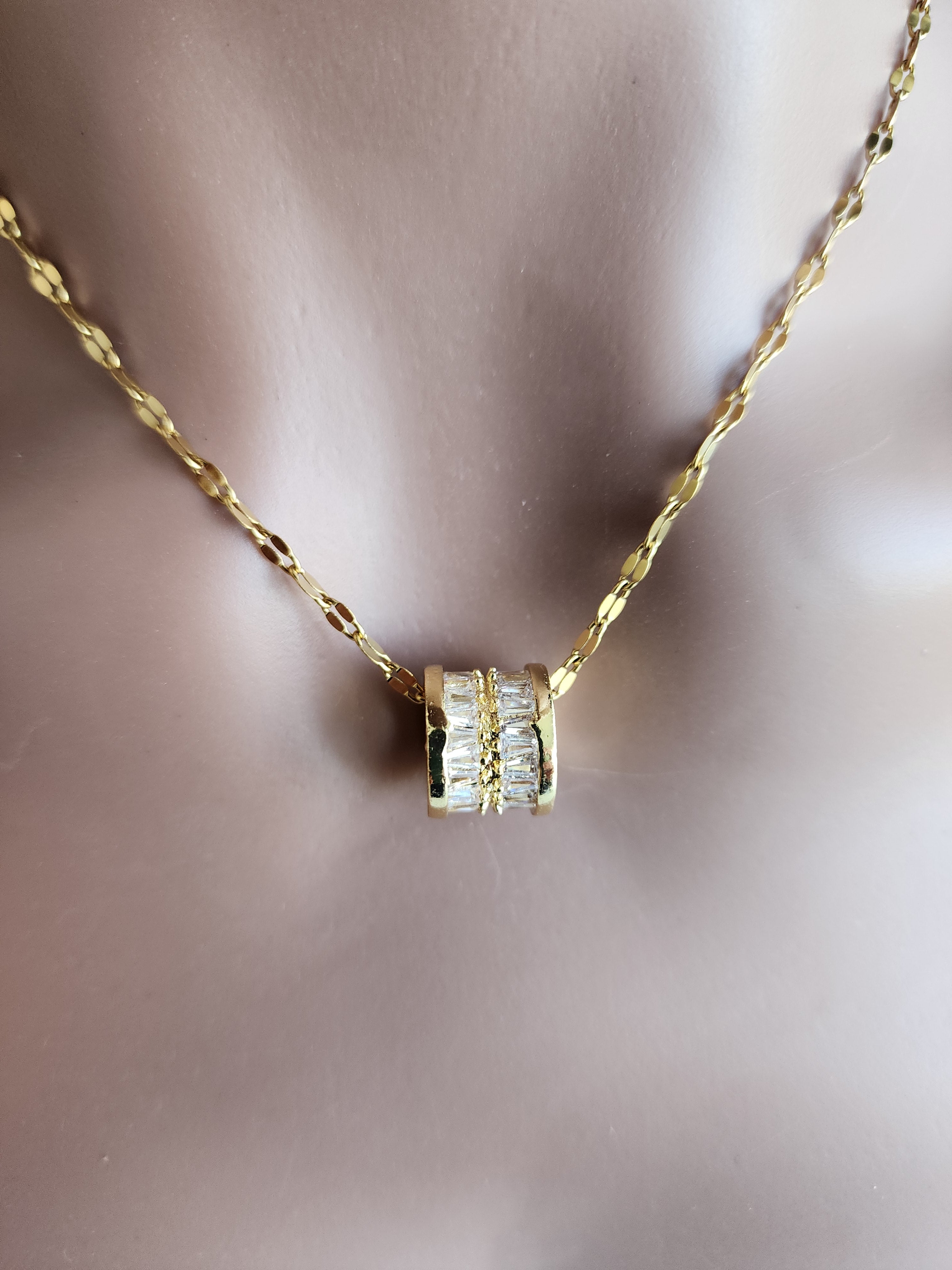 Collier pendentif cylindrique strass