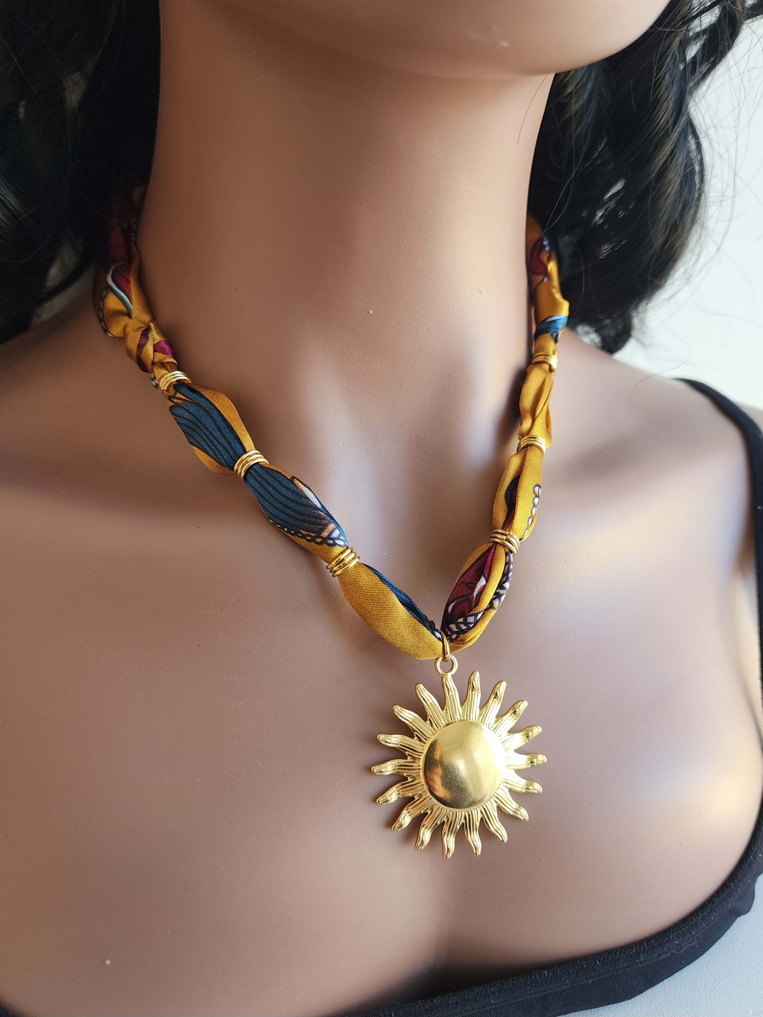 Collier ruban pendentif soleil